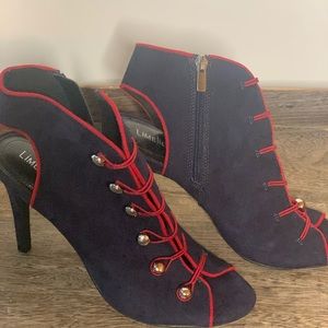 Like new button navy heels with red lining